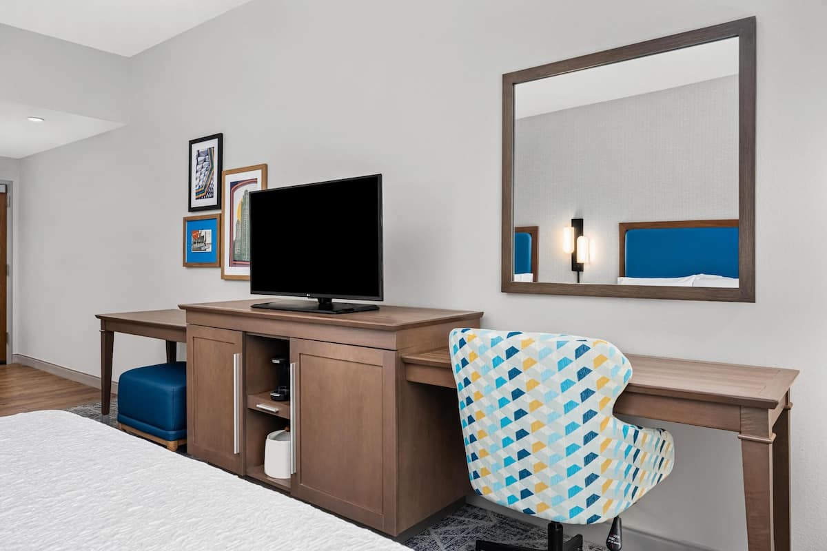 Cortinas blackout, tabla de planchar con plancha y cunas gratuitas