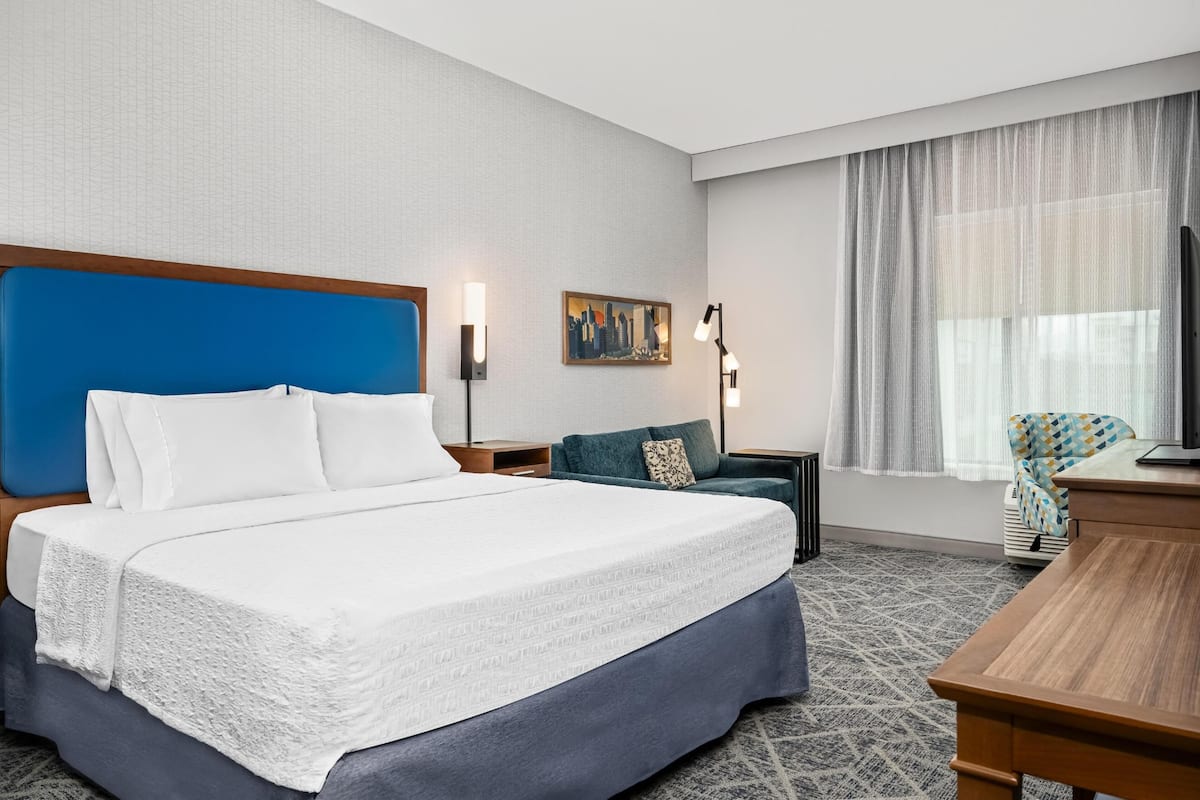 Cortinas blackout, tabla de planchar con plancha y cunas gratuitas