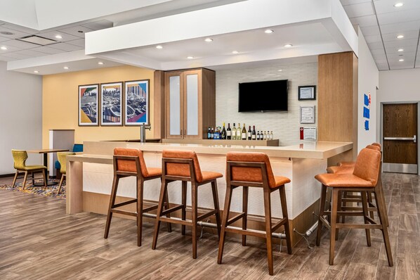 Bar (on property) - Hampton Inn Chicago North-Loyola Station (Chicago)