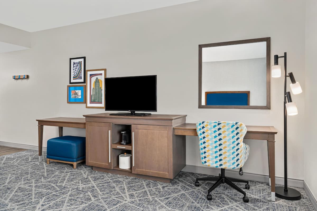 Cortinas blackout, tabla de planchar con plancha y cunas gratuitas