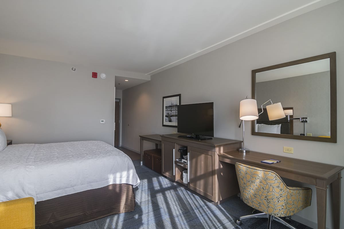 ستائر تعتيم ومكواة/لوح كي وأسرّة أطفال/رضّع (مجانًا) وأسرّة قابلة للطي