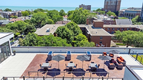Terrace/patio. Hampton Inn Chicago North-Loyola Station