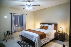 Premium bedding, down duvets, in-room safe, desk - Bugambilias Suites (Loreto)