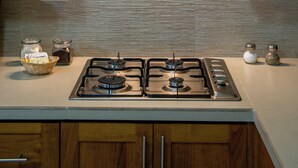 Comfort Studio, 1 Queen Bed, Kitchen, City View | Private kitchen | Coffee/tea maker, full-size fridge, microwave, stovetop - Bugambilias Suites (Loreto)