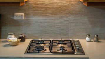 Comfort Studio, 1 Queen Bed, Kitchen, City View | Private kitchen | Full-size fridge, microwave, stovetop, coffee/tea maker