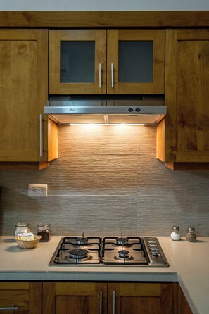 Comfort Studio, 1 Queen Bed, Kitchen, City View | Private kitchen | Full-size fridge, microwave, stovetop, coffee/tea maker - Bugambilias Suites (Loreto)