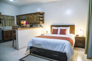 Premium bedding, down comforters, in-room safe, desk - Bugambilias Suites (Loreto)