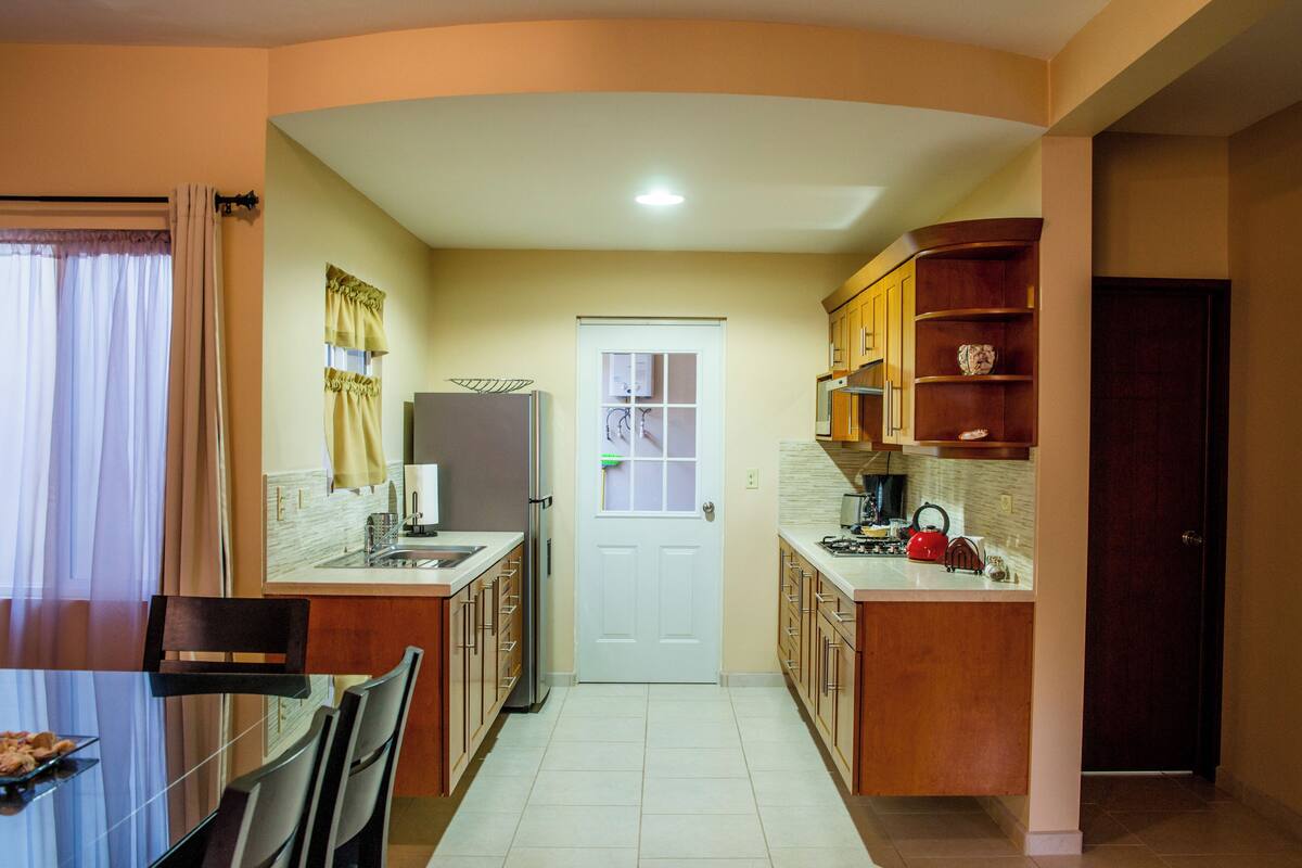Cafetera/tetera, refrigerador con freezer, microondas, placa de cocina