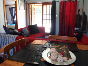 Chalet familial, 3 chambres | Aire de séjour | Téléviseur à écran plat