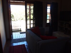 Chalet familial, 3 chambres | Salle de séjour | Téléviseur à écran plat