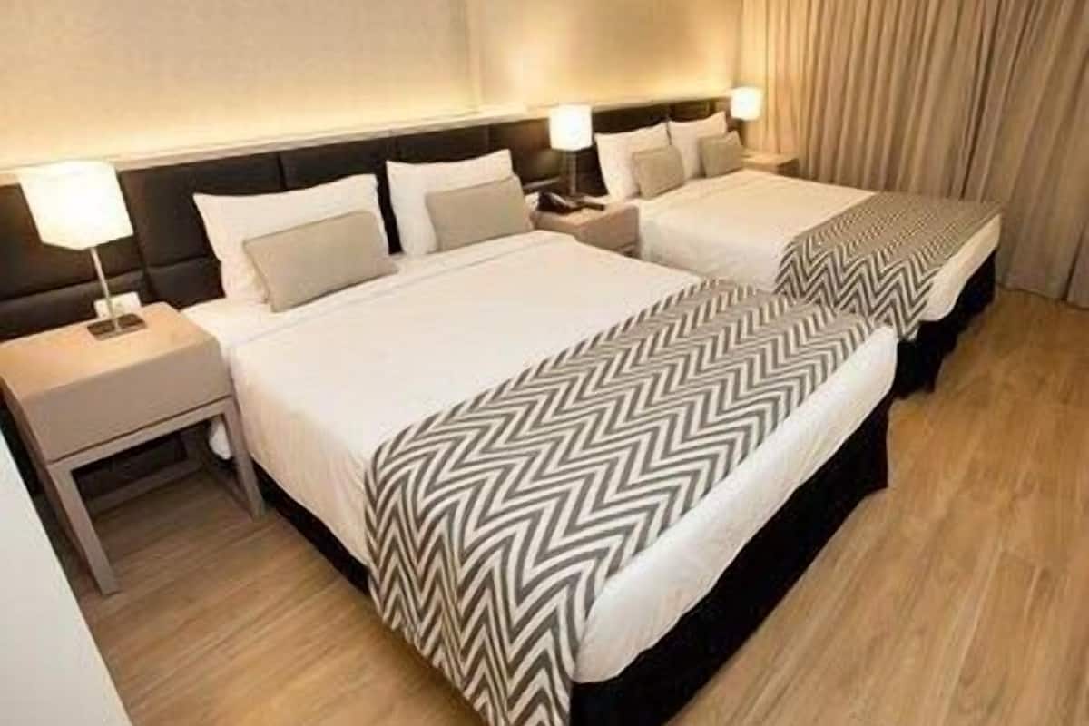 Minibar, caja de seguridad en la habitación y escritorio