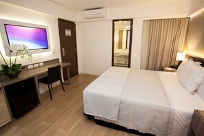 Frigobar, cofres nos quartos, escrivaninha, cortinas blackout
