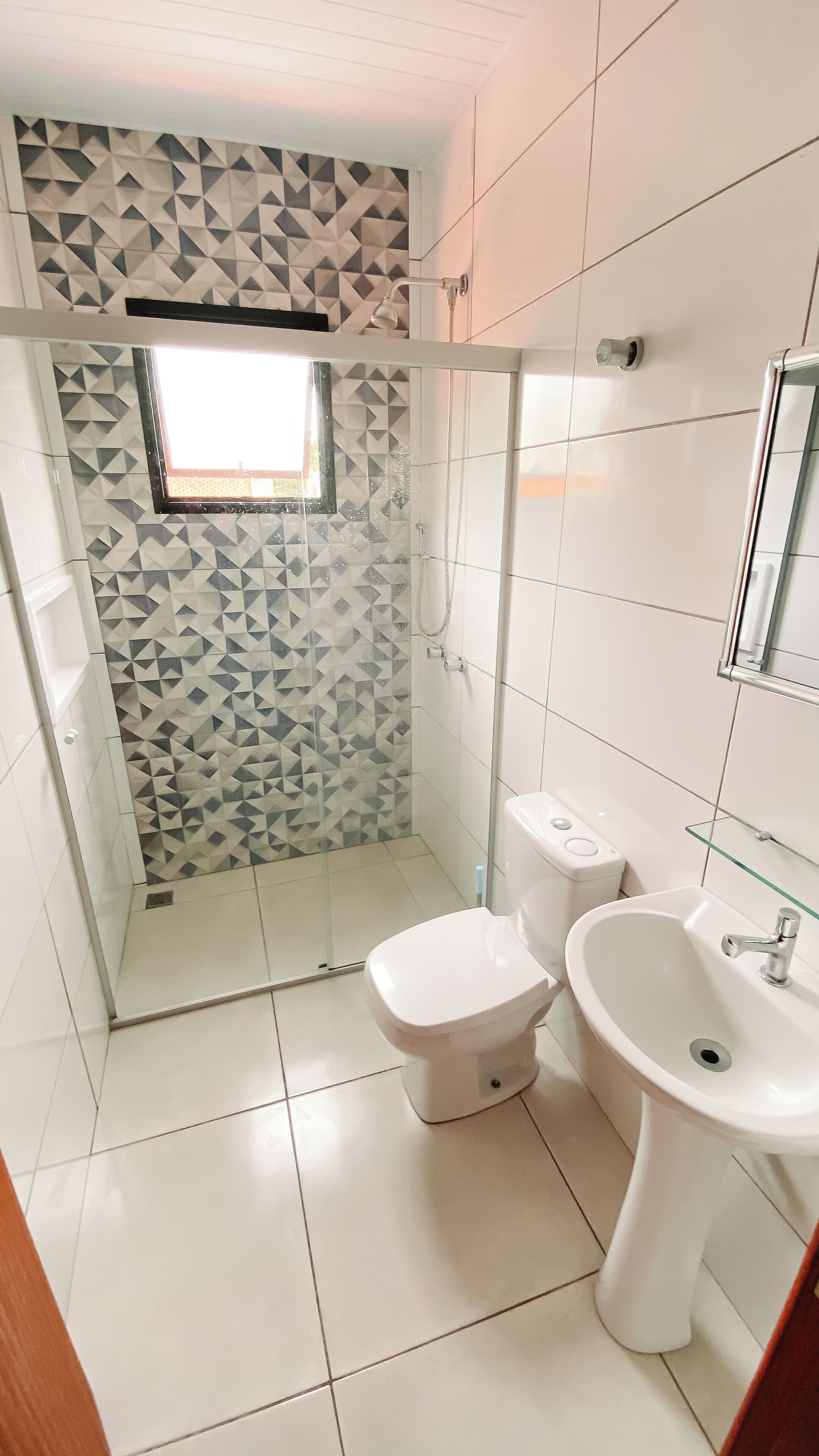 Eenvoudige slaapzaal, uitzicht op tuin | Badkamer | Een douche, handdoeken