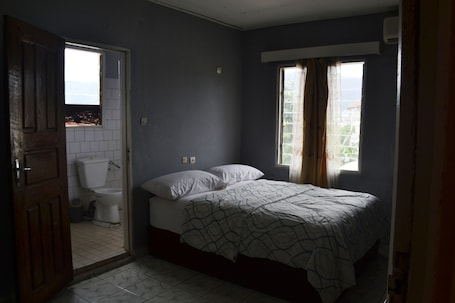 Standard Room | Desk