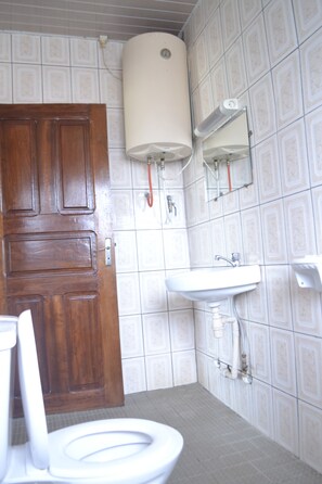 Een douche, een regendouche, handdoeken