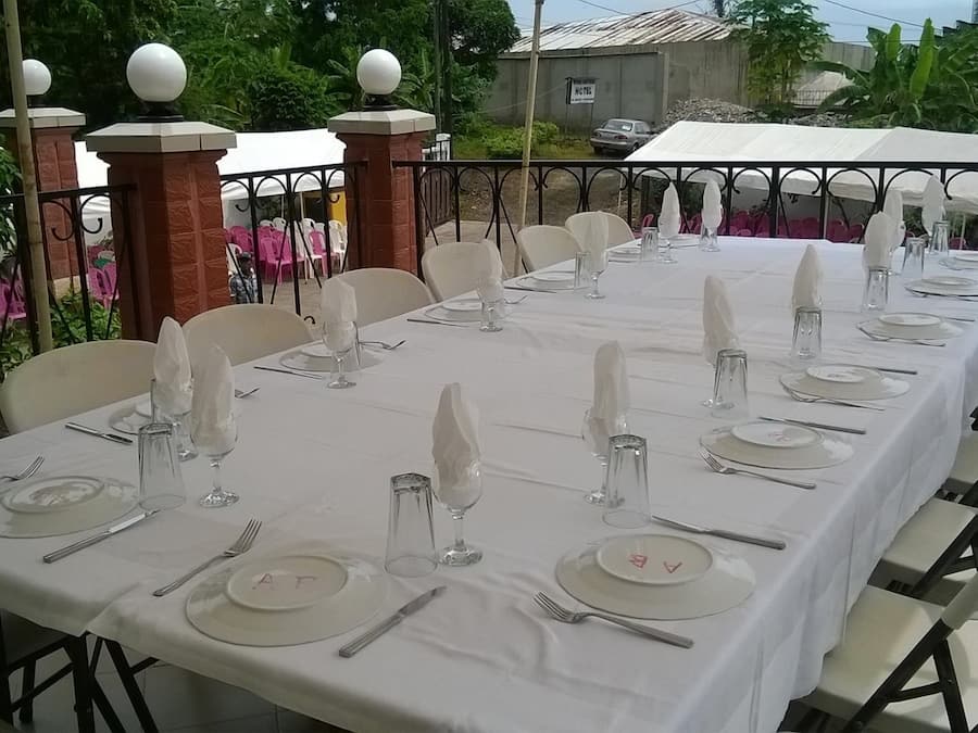 Se sirven desayunos, almuerzos, cenas y cocina local e internacional