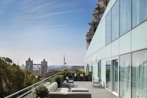 A rooftop terrace with seating and a view of the city skyline. - Four Seasons Hotel London at Tower Bridge (London)