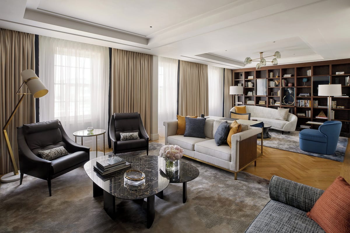 Phòng, 3 phòng ngủ (Hotel Residence) | Minibar, két bảo mật tại phòng, bàn 