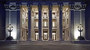A grand building with large columns, a central entrance, and a symmetrical facade. - Four Seasons Hotel London at Tower Bridge (London)