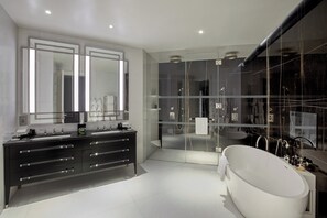Minibar, in-room safe, desk, free WiFi - Four Seasons Hotel London at Tower Bridge (London)
