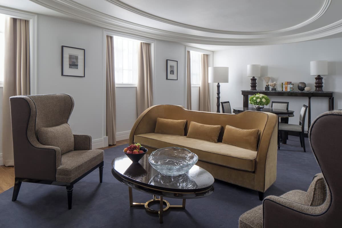 Phòng Suite Deluxe, 1 phòng ngủ (King Bed) | Minibar, két bảo mật tại phòng, bàn 