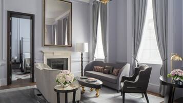 Un salon moderne avec une cheminée, un canapé, une table basse et un lustre.