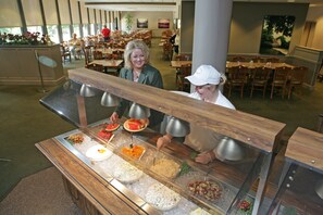 Se sirven desayunos, almuerzos, cenas y cocina americana
