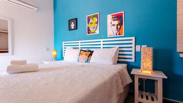 Minibar, decoración personalizada, wifi gratis y ropa de cama
