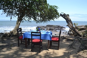 Serveert ontbijt, lokale en internationale gerechten, stranduitzicht