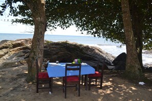 Serveert ontbijt, lokale en internationale gerechten, stranduitzicht