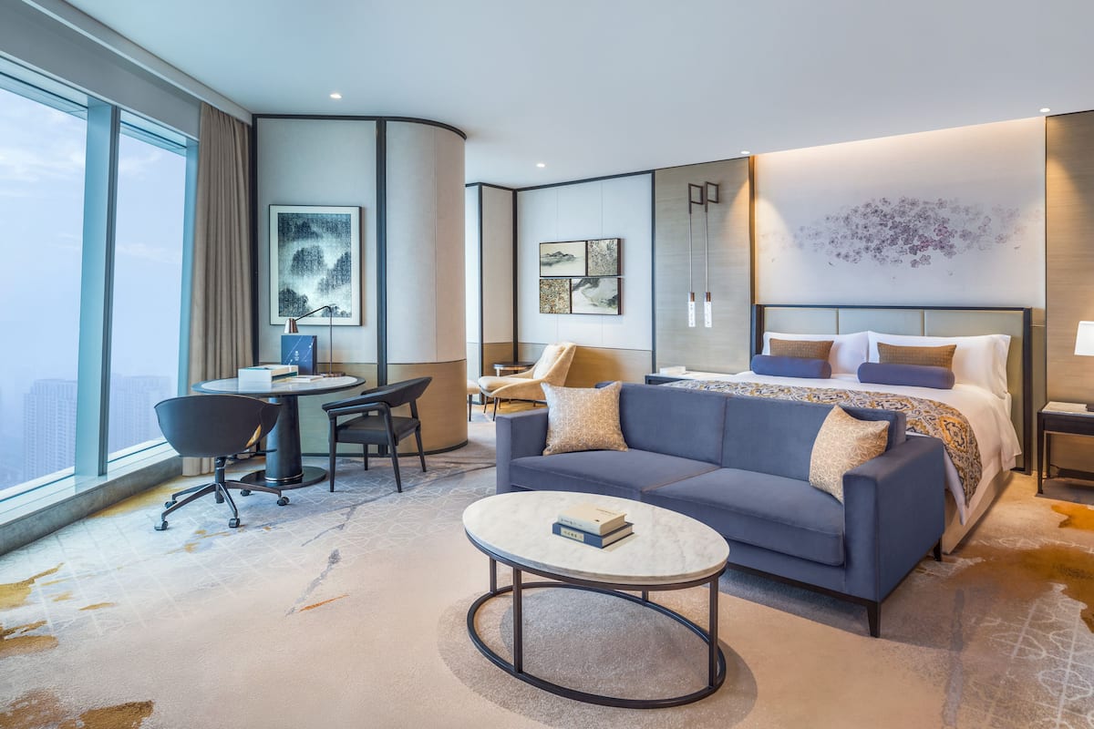 Luxe beddengoed, donzen dekbedden, pillowtop-bedden, een minibar