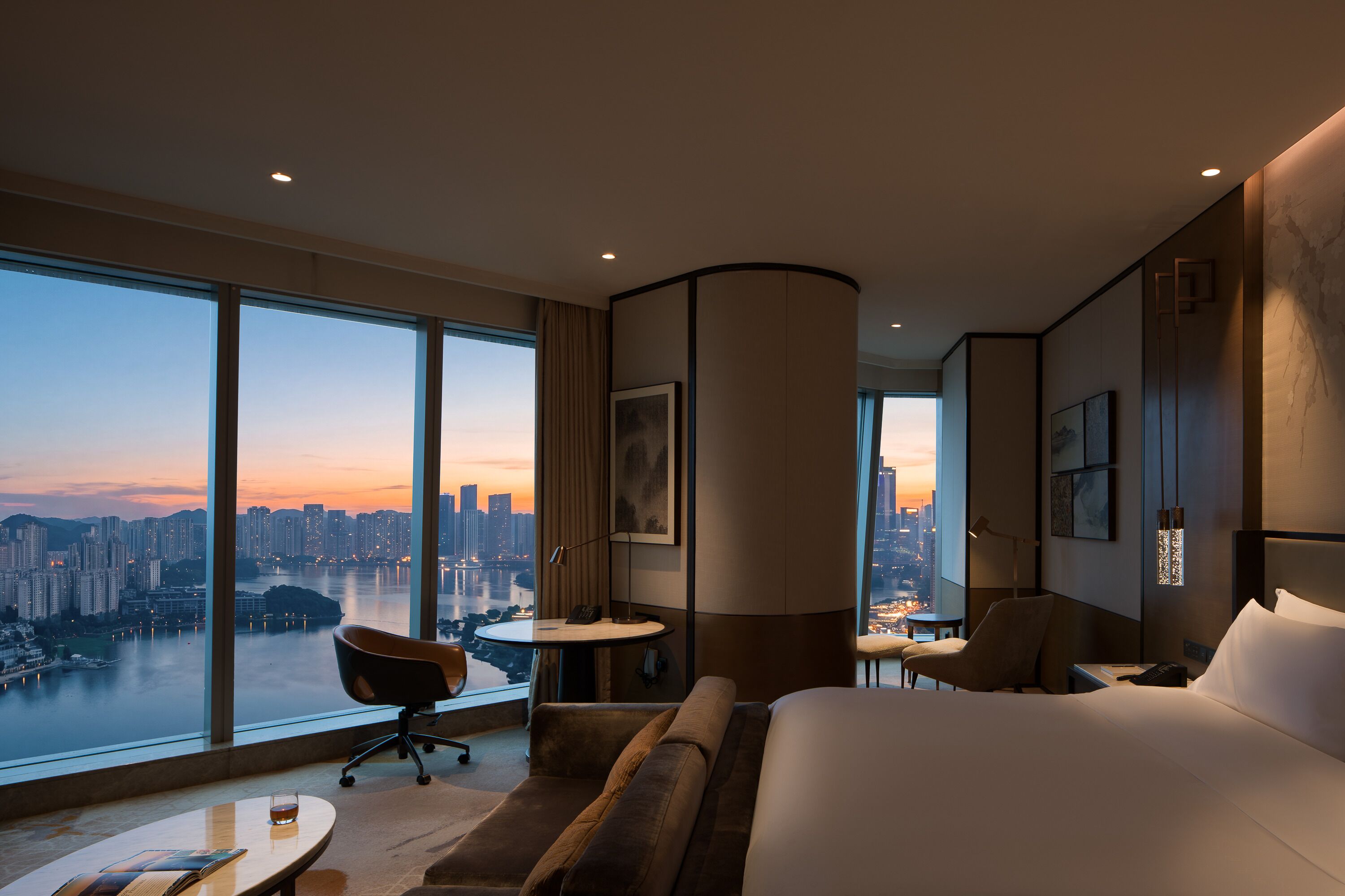 Panoramic Studio Suite, 1 King Bed, Corner