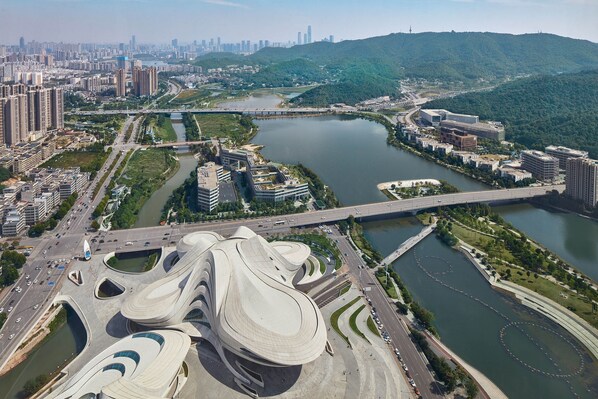 Phòng Suite Premier, 1 giường cỡ king, quang cảnh hồ | Bộ đồ giường cao cấp, chăn bông, nệm có lớp đệm bông, minibar