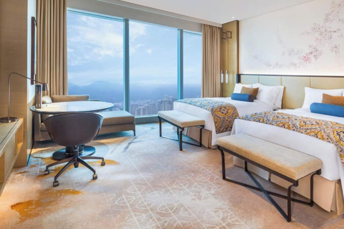 Habitación, 2 camas matrimoniales, vista a la ciudad | Ropa de cama de alta calidad, edredón, camas con pillow-top y minibar