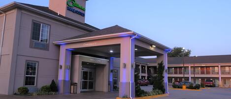 Vista frontal de la propiedad