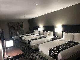 Quarto triplo básico, várias camas | Roupas de cama premium, escrivaninha, quartos à prova de som