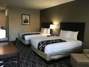 Habitación básica doble, 2 camas matrimoniales | Ropa de cama de alta calidad, escritorio y insonorización 