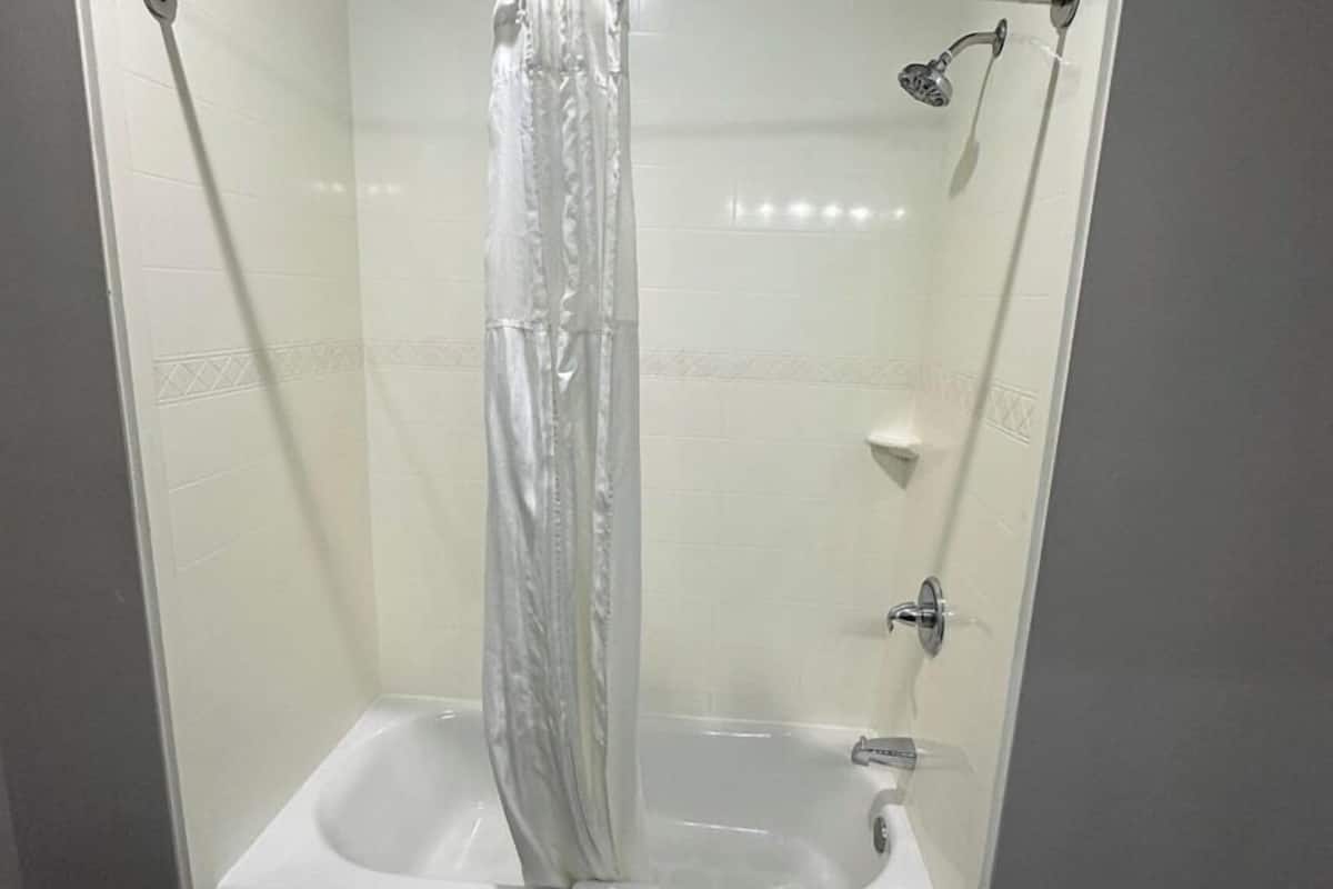 free toiletries, towels