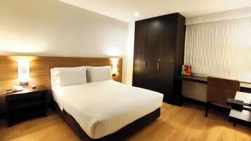 Una cassaforte in camera, una scrivania, ferro/asse da stiro