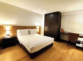 Caja de seguridad en la habitación y escritorio 