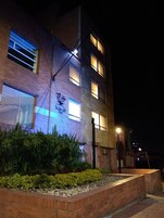 Fachada de la propiedad por la tarde o noche