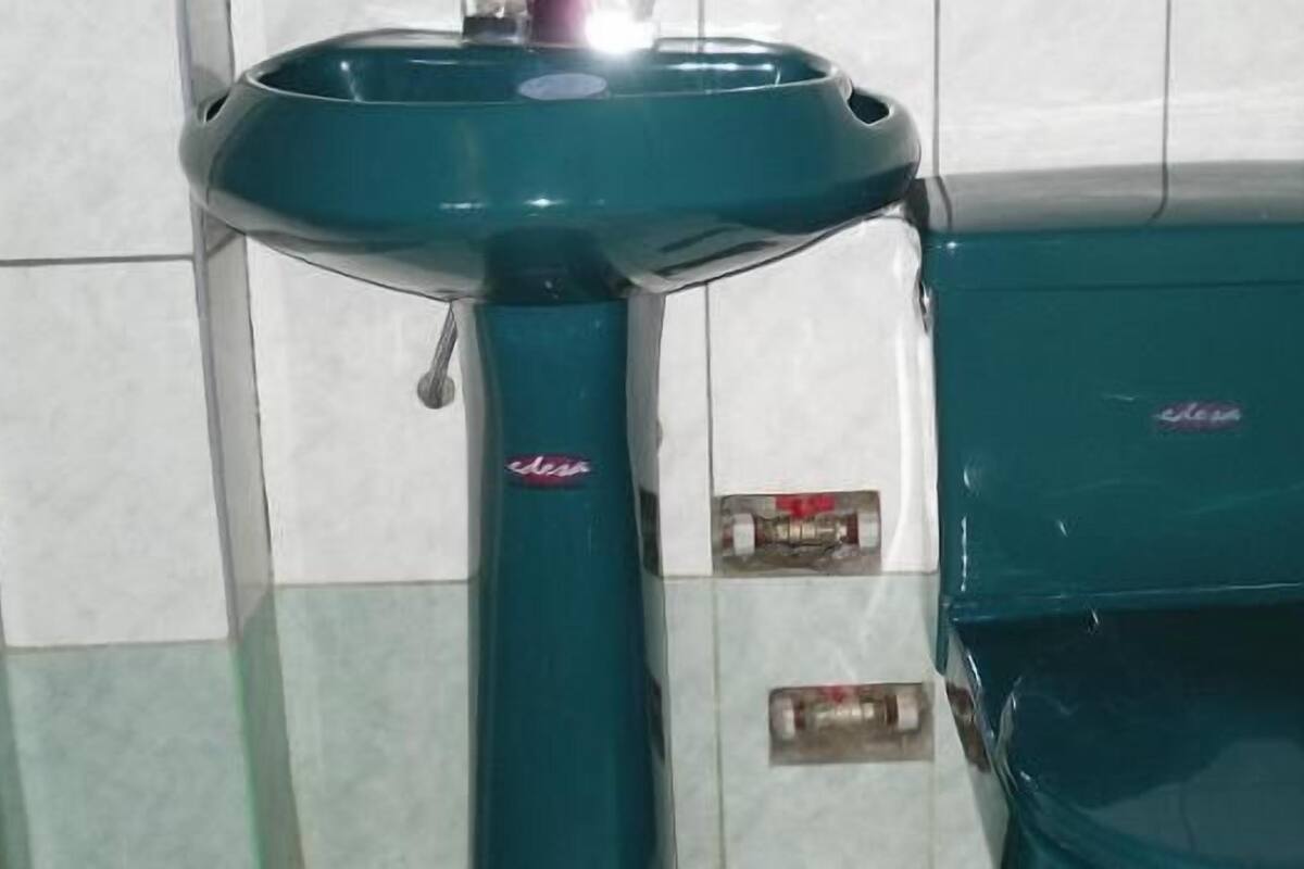 Habitación triple | Baño | Regadera y amenidades de baño gratuitas