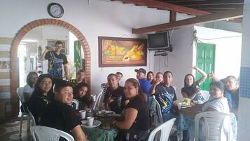 Breakfast, lunch, dinner served; Regional cuisine