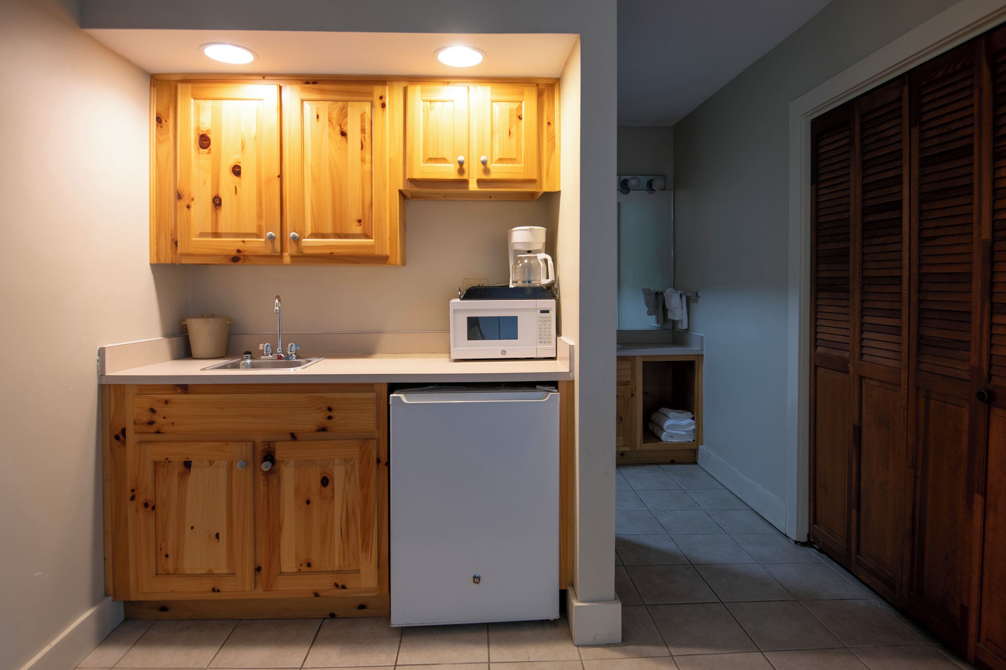 room, 1 queen bed (woodland) | private kitchen | microwave, coffee/tea maker