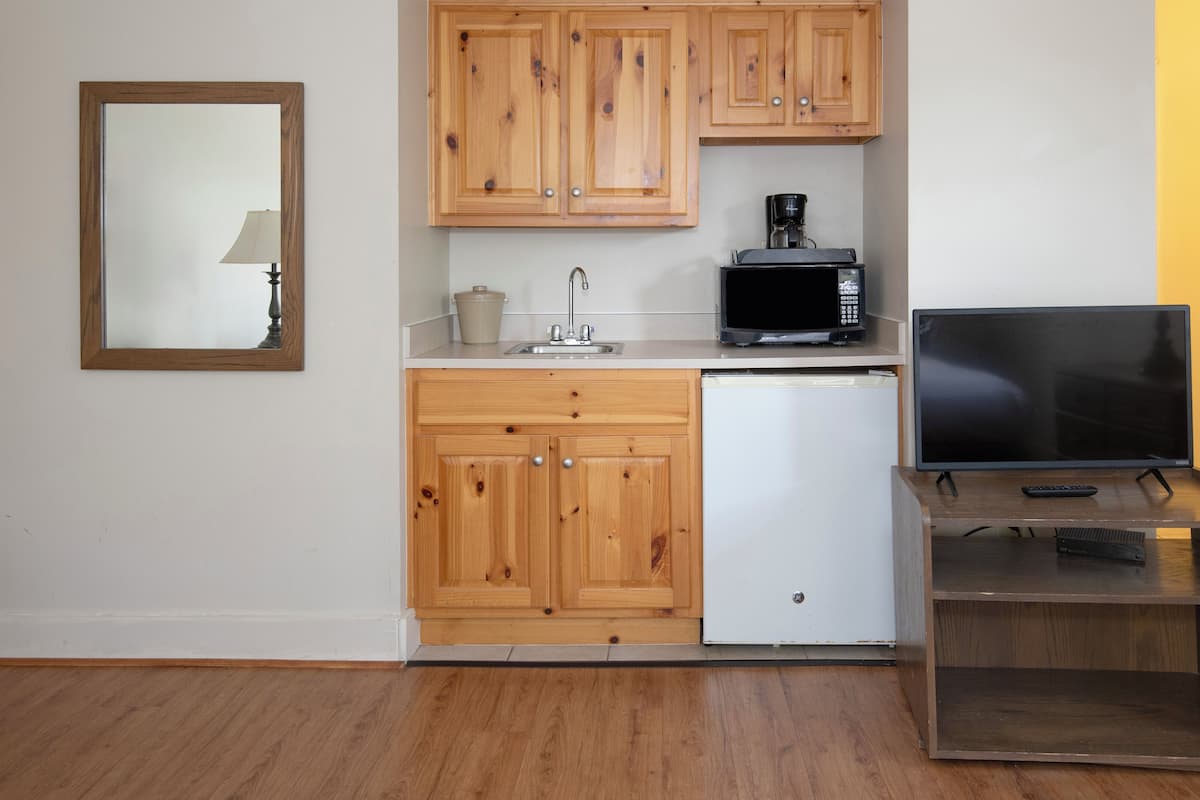 room, 2 double beds (woodland) | private kitchen | microwave, coffee/tea maker