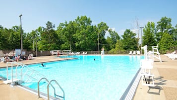 季节性开放的室外游泳池