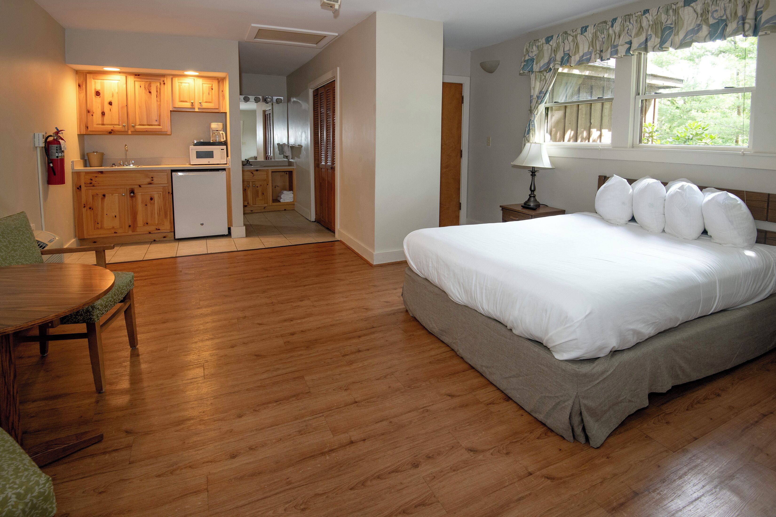 room, 1 queen bed (woodland) | living area | tv