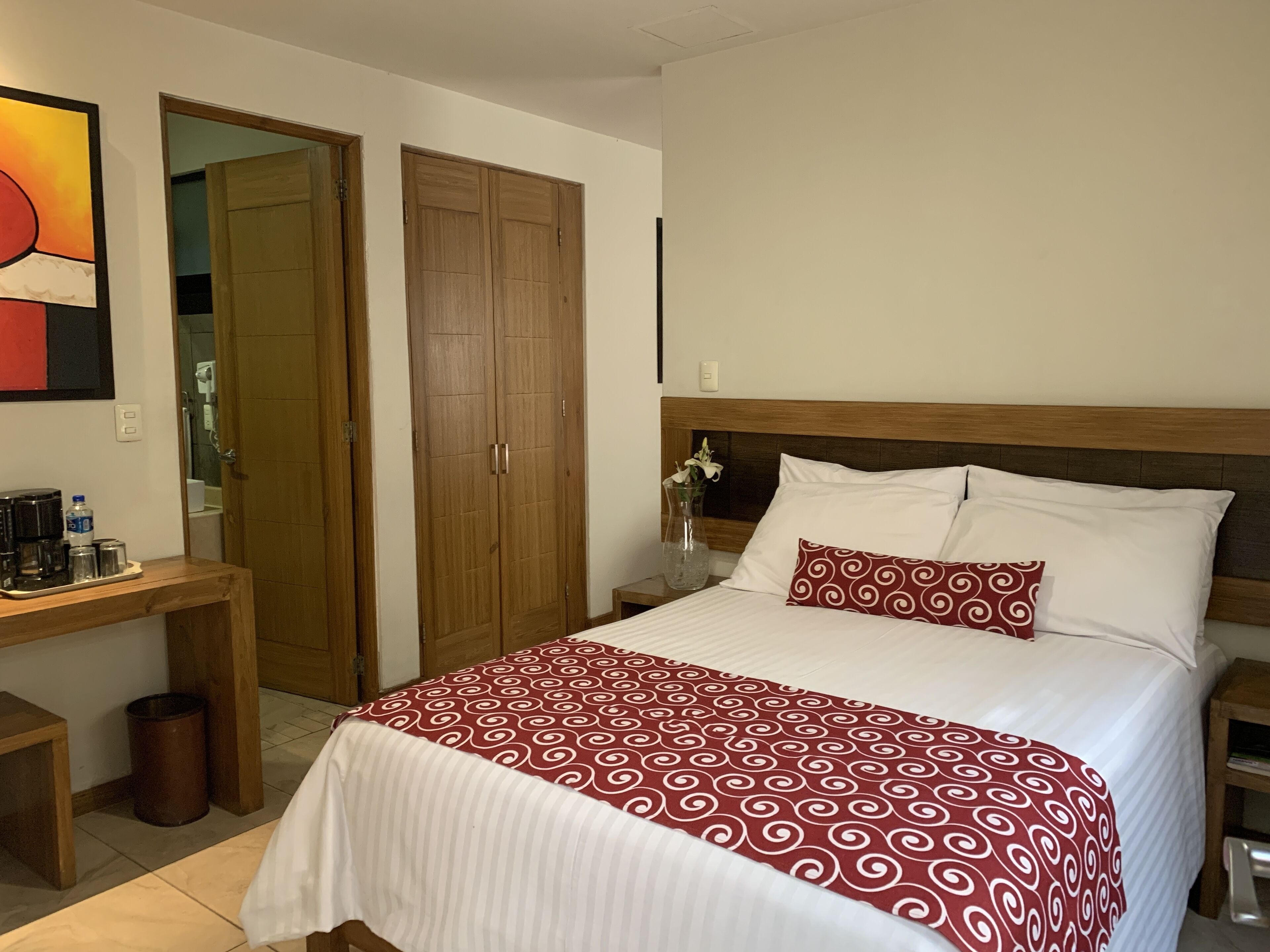 standard room | 1 bedroom, in-room safe, desk, iron/ironing board