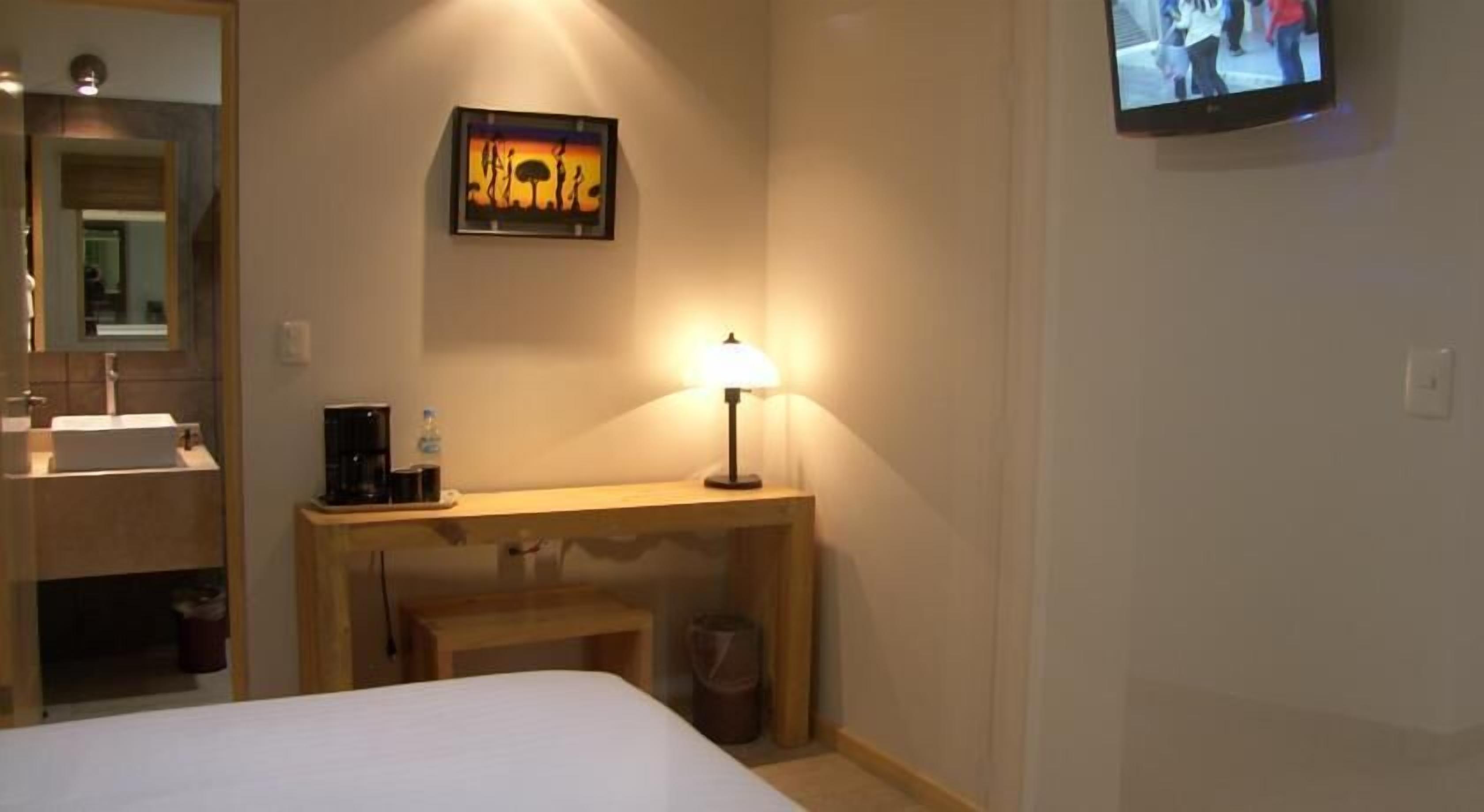 standard room | 1 bedroom, in-room safe, desk, iron/ironing board