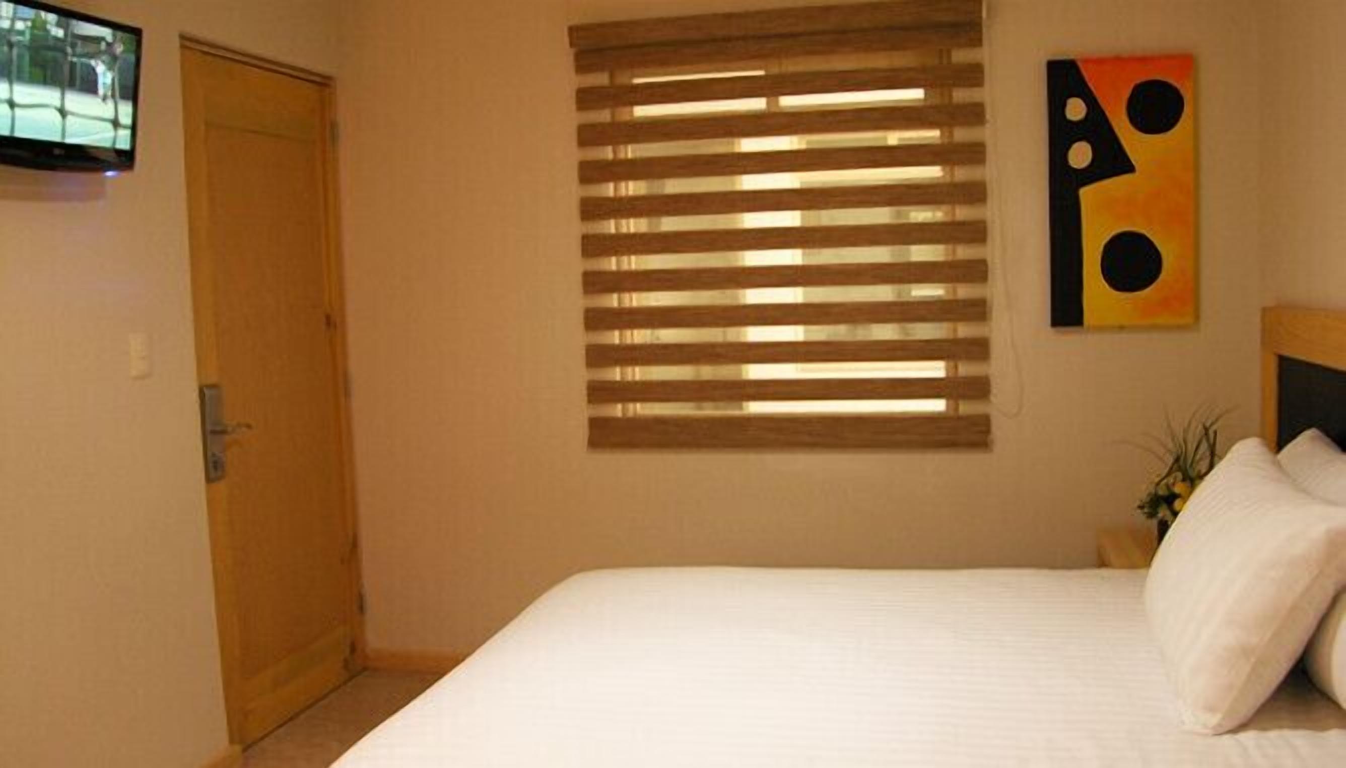 standard room | 1 bedroom, in-room safe, desk, iron/ironing board